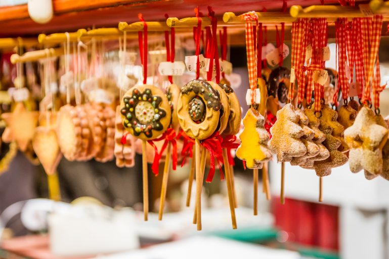 Gâteaux de Noël sur un stand de marché