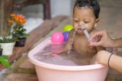 Lavage nasal d'un bébé avec une seringue