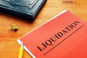 Un dossier où est inscrit liquidation, pour liquidation judiciaire