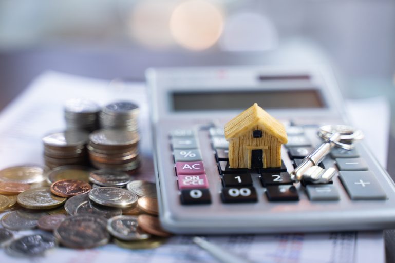 Une petite maison sur une calculatrice figurant les économies pouvant être réalisées