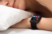 Une femme dormant avec une montre au poignet