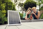 Un jeune couple à côté de son kit de panneau solaire