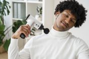 Un homme utilise un pistolet de massage