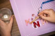 Des lettres fabriquées avec de la résine époxy