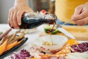 De la sauce soja utilisée en cuisine pour saler
