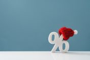 Un sigle pourcent portant un bonnet et figurant les soldes d'hiver