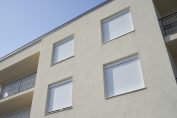 Un immeuble dont tous les volets roulants sont fermés