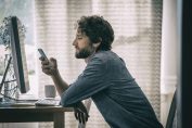un homme consulte son téléphone