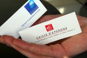 Des cartes de visite de la Caisse d'Epargne et de la Banque Populaire
