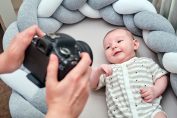 Un bébé photographié par un professionnel à la maternité