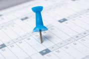 Une punaise épinglée sur un calendrier