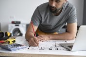 Un technicien réalise un diagnostic immobilier