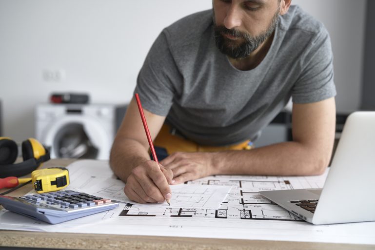 Un technicien réalise un diagnostic immobilier