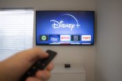 Un écran de TV sur lequel est lancé Disney+