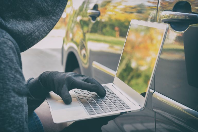 Voleur de voiture devant un ordinateur
