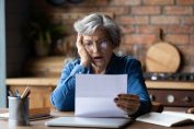 Femme choquée devant un document