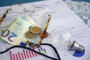 Factures d’électricité sur une table