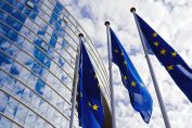 Drapeaux européens sur fond de ciel nuageux