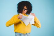 Jeune femme déchirant son contrat