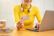 Une jeune femme en train de payer un achat en ligne