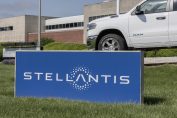 Le logo Stellantis sur un panneau devant un des locaux de l'entreprise