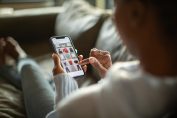 Une femme fait du shopping sur son mobile