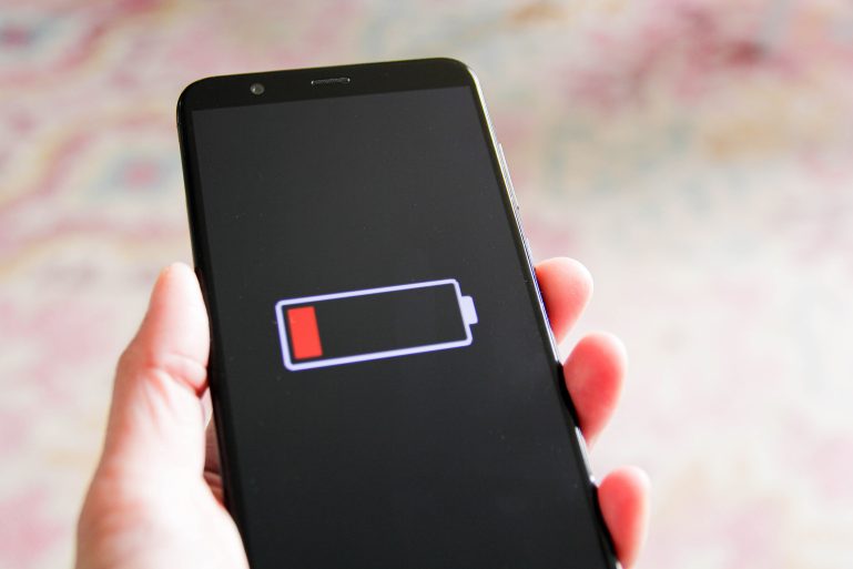 Un smartphone affichant une barre de charge dans le rouge