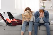 Un couple dépité par l'annulation de ses vacances