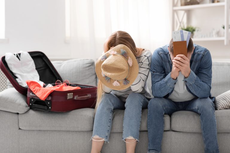 Un couple dépité par l'annulation de ses vacances