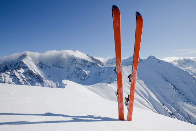 Des skis plantés dans la neige