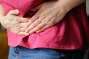 Une femme a des douleurs au ventre