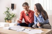 Un couple inquiet regarde des factures