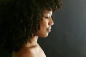 Une femme aux cheveux bouclés