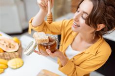 Une femme et un pot de miel