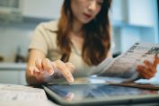 Une femme contrôle sa facture électrique