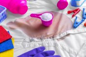 Chemise tachée avec divers produits détachants