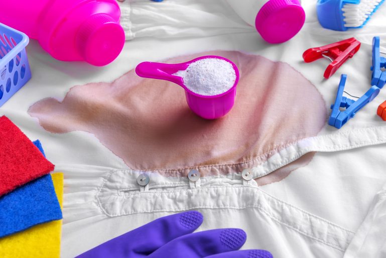 Chemise tachée avec divers produits détachants