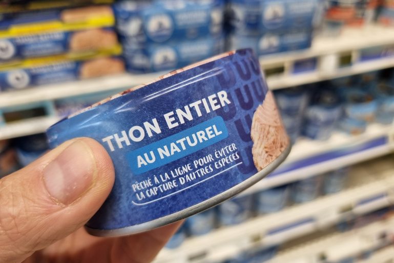 Boîte de thon entier au naturel dans un rayon de supermarché