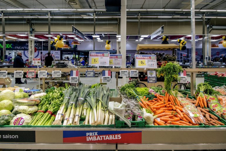 Un rayon de fruits et légumes dans un supermarché