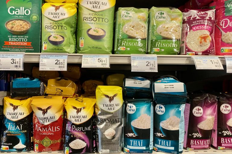 Du riz Taureau Ailé dans un rayon de supermarché 