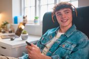 Un jeune homme avec un portable