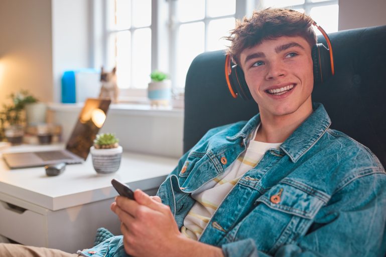 Un jeune homme avec un portable