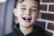 Un enfant avec un appareil dentaire