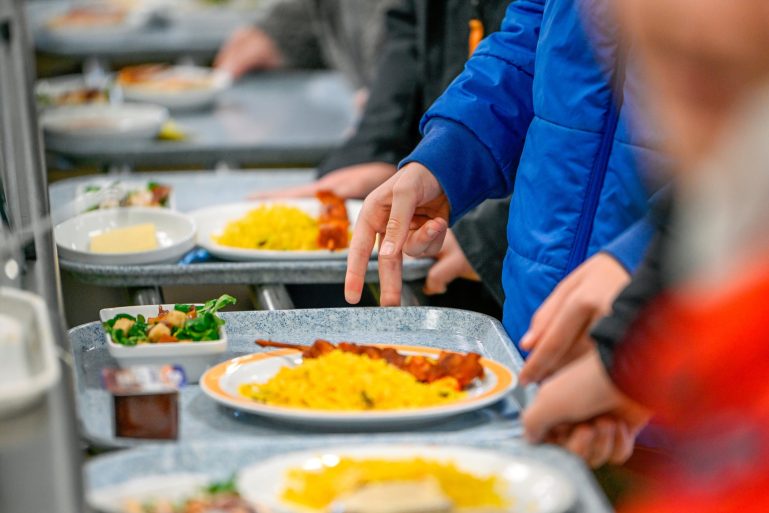 Des plateaux dans une cantine scolaire