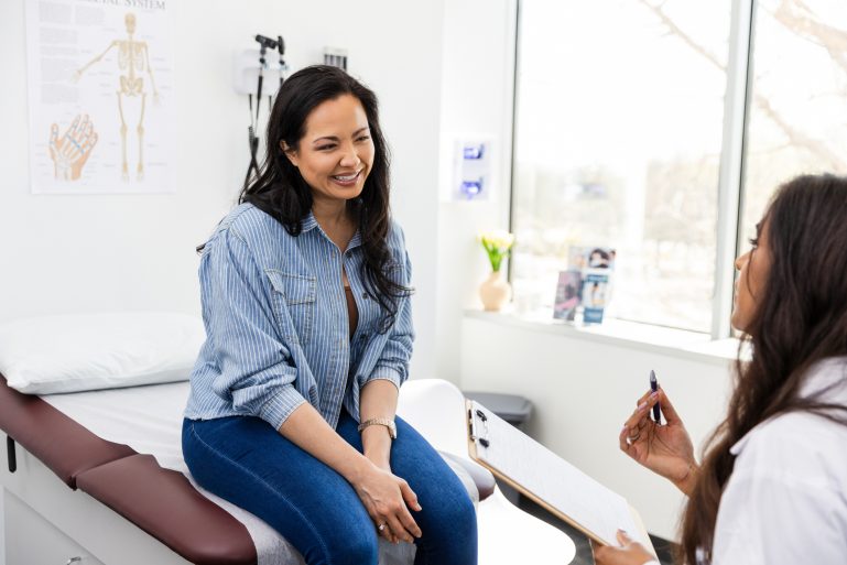 Une femme chez le médecin