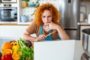 Une femme cuisine avec des légumes