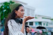 Jeune femme parlant à son smartphone