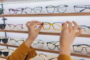Des montures de lunettes chez un opticien