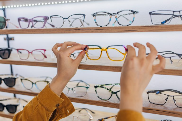 Des montures de lunettes chez un opticien