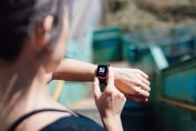 Une femme regarde sa montre connectée